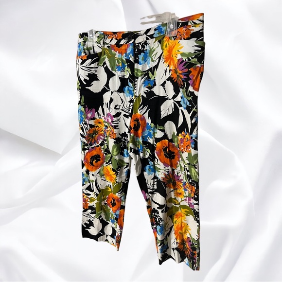 A pair of Trisisto floral capris in size 10 - Picture 2 of 9